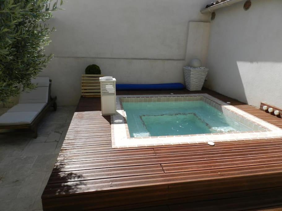 Le Maset Des Aires Avec Vue Sur Le Luberon Et Son Jacuzzi Exterieur Disponible De Juin A Mi-Septembre Maubec  Esterno foto
